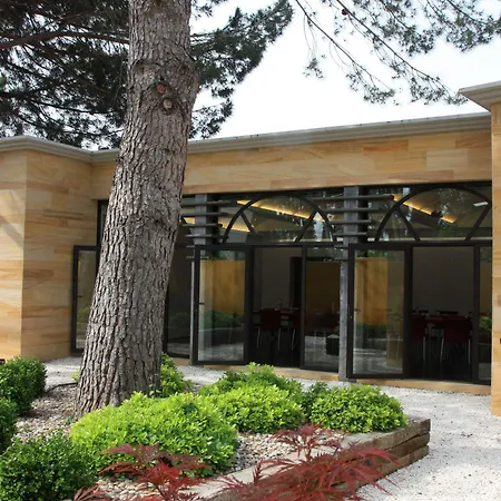 Western Le Lavarin Otel 4*